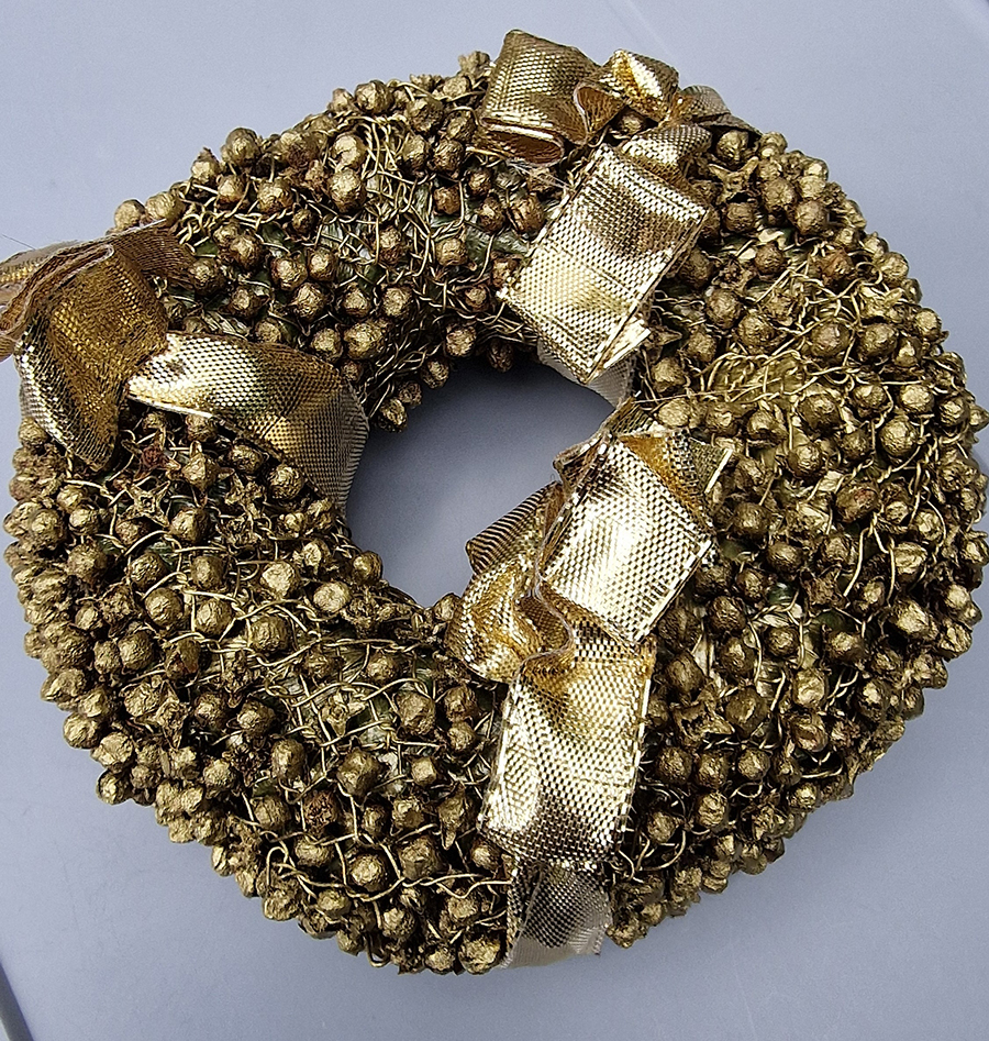 Abbildung 13: fertige Nelkenkrone mit Goldfarbe und Schleifen 